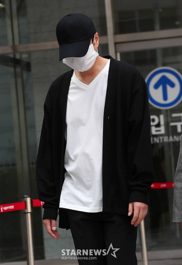 만취 상태로 다른 사람의 차량을 운전하고 경찰의 음주 측정을 거부한 그룹 신화 신혜성(본명 정필교)가 15일 오전 서울 송파구 동부지방법원에서 열린 항소심 첫 공판을 마친 뒤 차량으로 향하고 있다. 검찰에 따르면 신혜성은 지난 2022년 10월 10일 서울 강남구 논현동 한 음식점에서 술을 마신 후 이튿날 만취 상태로 송파구 탄천2교까지 13km를 운전한 혐의를 받고 있다. 탑승 직후에는 동승자가 호출한 대리기사가 운전했으나, 동승자를 목적지에 내려준 뒤에는 직접 운전하다 정차한 상태에서 잠이 든 것으로 조사됐다. /사진=김창현
