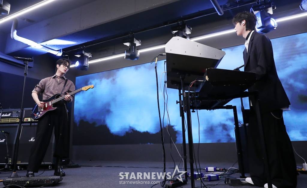 신예 2인조 밴드 NND(엔엔디)가 15일 오후 서울 강남구 논현동 리엠아트센터에서 진행된 데뷔 앨범 'Wonder,I' 발매 기념 쇼케이스에 참석해 멋진 공연을 선보이고 있다.  NND는 'Night N Day'의 약자로 '밤에도 어울리고 낮에도 어울리는 음악을 하고 싶다'는 포부를 담고 있으며, 보컬과 기타를 담당하는 멤버 데인(DAYN)과 키보드를 맡고 있는 영준(YoungJun)으로 구성됐다.  NND 데뷔 앨범 'Wonder, I'에는 타이틀곡 /사진=김창현