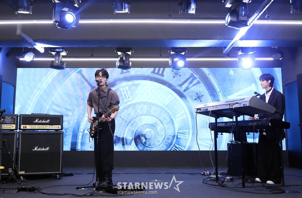 신예 2인조 밴드 NND(엔엔디)가 15일 오후 서울 강남구 논현동 리엠아트센터에서 진행된 데뷔 앨범 'Wonder,I' 발매 기념 쇼케이스에 참석해 멋진 공연을 선보이고 있다. NND는 'Night N Day'의 약자로 '밤에도 어울리고 낮에도 어울리는 음악을 하고 싶다'는 포부를 담고 있으며, 보컬과 기타를 담당하는 멤버 데인(DAYN)과 키보드를 맡고 있는 영준(YoungJun)으로 구성됐다. NND 데뷔 앨범 'Wonder, I'에는 타이틀곡 /사진=김창현