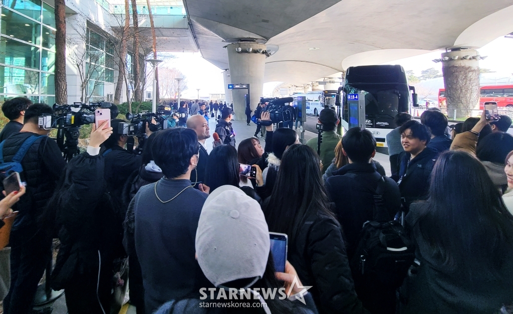오타니 쇼헤이를 보기 위해 공항청사 밖 버스로 몰려든 팬들. /사진=김우종 기자