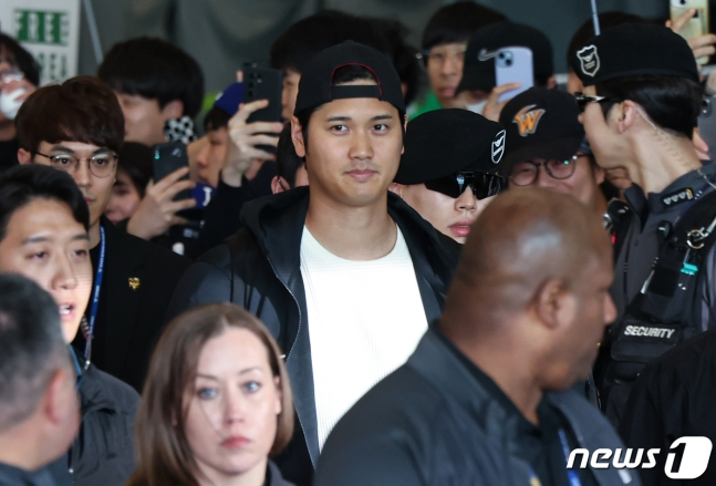 미국프로야구(MLB) 월드투어 서울시리즈에 출전하는 LA 다저스 오타니 쇼헤이가 15일 오후 인천국제공항 제1터미널을 통해 입국하고 있다. /사진=뉴스1