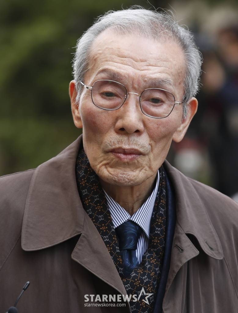 (성남=뉴스1) 권현진 기자 = 강제추행 혐의로 기소된 배우 오영수(79·본명 오세강)가 15일 오후 경기 수원지방법원 성남지원에서 열린 선고 공판을 위해 출석하고 있다. 수원지법 성남지원 형사6단독 정연주 판사는 이날 오 씨에게 징역 8개월에 집행유예 2년을 선고하고, 40시간의 성폭력 치료 프로그램 이수를 명령했다. 오영수는 지난 2017년 8월 연극 공연을 위해 지방에 머물던 시기 A씨에게 '안아보자' 등 취지로 말하며 껴안고 9월엔 A씨 주거지 앞에서 볼에 입술을 대는 등 강제 추행한 혐의로 기소됐다. 한편 /사진=(성남=뉴스1) 권현진 기자