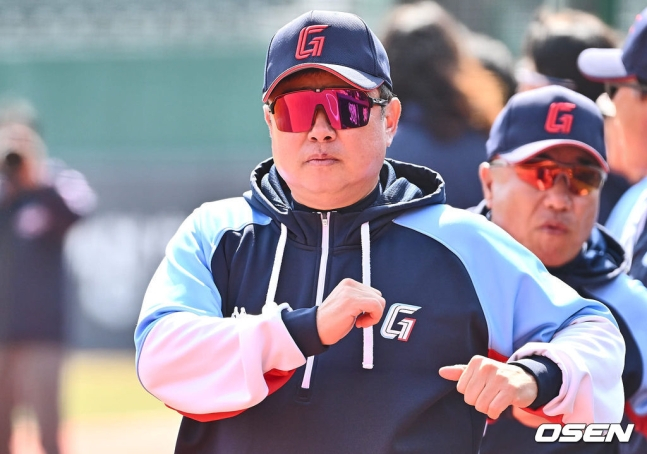 롯데 김태형 감독이 16일 오후 1시 부산 사직야구장에서 열린 한화 이글스와 2024 신한 SOL Bank KBO 리그 시범경기 홈경기를 앞두고 몸을 풀고 있다.