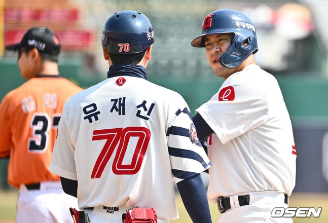 롯데 김민성(오른쪽)이 16일 오후 1시 부산 사직야구장에서 열린 한화 이글스와 2024 신한 SOL Bank KBO 리그 시범경기 홈경기에서 2회 말 2타점 적시타를 치고 1루에 출루했다.