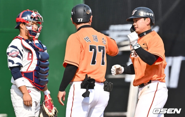 한화 임종찬(오른쪽)이 16일 오후 1시 부산 사직야구장에서 열린 롯데 자이언츠와 2024 신한 SOL Bank KBO 리그 시범경기 원정경기에서 7회 초 솔로홈런을 터트리고 박재상 코치(가운데)와 하이파이브를 하고 있다.