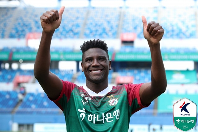 대전 팬들에게 인사하는 음라파. /사진=한국프로축구연맹 제공