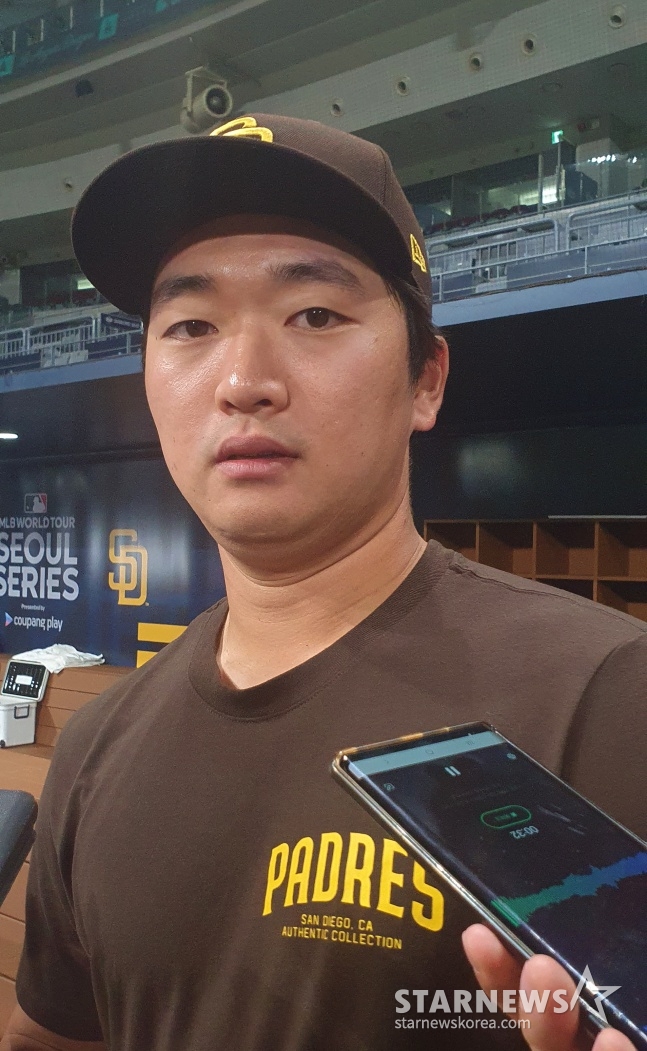 샌디에이고 고우석이 16일 서울 고척스카이돔에서 훈련을 마치고 인터뷰에 임하고 있다. /사진=김동윤 기자