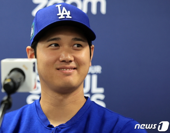 미국프로야구(MLB) 월드투어 서울시리즈에 출전하는 LA 다저스 오타니 쇼헤이가 16일 오후 서울 구로구 고척스카이돔에서 열린 공식 기자회견에서 미소 짓고 있다. /사진=뉴스1
