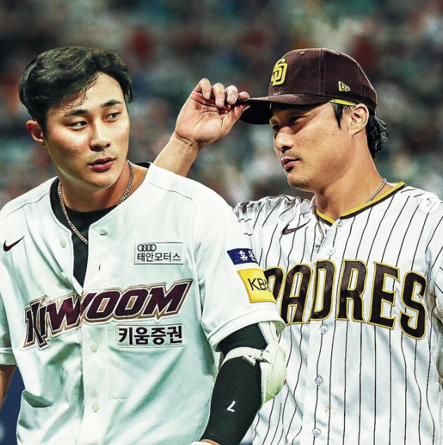 샌디에이고 구단이 공식 SNS를 통해 키움 히어로즈 시절의 김하성(왼쪽)과 샌디에이고 유니폼을 입은 김하성의 모습을 합성한 뒤 공개했다. /사진=샌디에이고 파드리스 공식 SNS