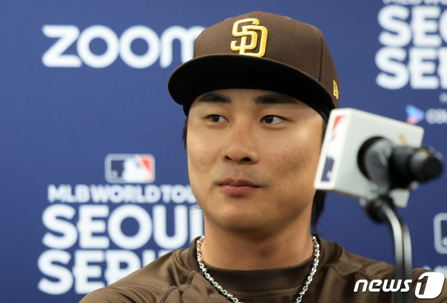미국프로야구(MLB) 월드투어 서울시리즈에 출전하는 샌디에이고 파드리스 김하성이 16일 오후 서울 구로구 고척스카이돔에서 열린 공식 기자회견에서 취재진 질문을 듣고 있다. /사진=뉴스1