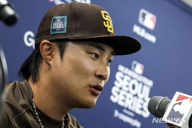 16일 서울 구로구 고척스카이돔에서 열리는 메이저리그(MLB) 월드투어 서울시리즈에 참가하는 샌디에이고 파드리스 김하성이 취재진 질문에 답하고 있다. /사진=뉴시스
