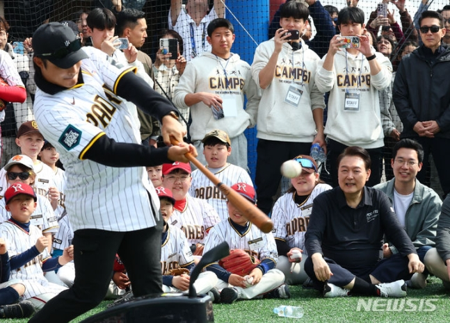 윤석열(아래 오른쪽 두 번째) 대통령이 16일 서울 용산어린이정원에서 열린 '메이저리거 참여 어린이 야구교실'에서 샌디에이고 파드리스 김하성의 타격 시범을 지켜보고 있다. /사진=뉴시스