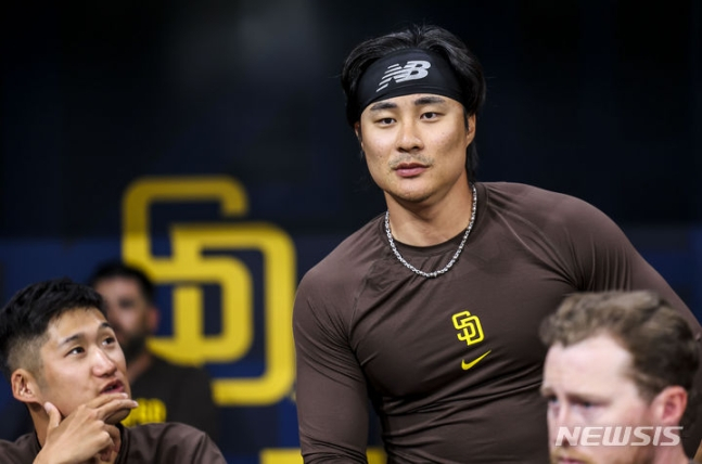 16일 서울 구로구 고척스카이돔에서 열리는 메이저리그(MLB) 월드투어 서울시리즈에 참가하는 샌디에이고 파드리스 김하성이 LA다저스의 훈련을 지켜보고 있다. /사진=뉴시스