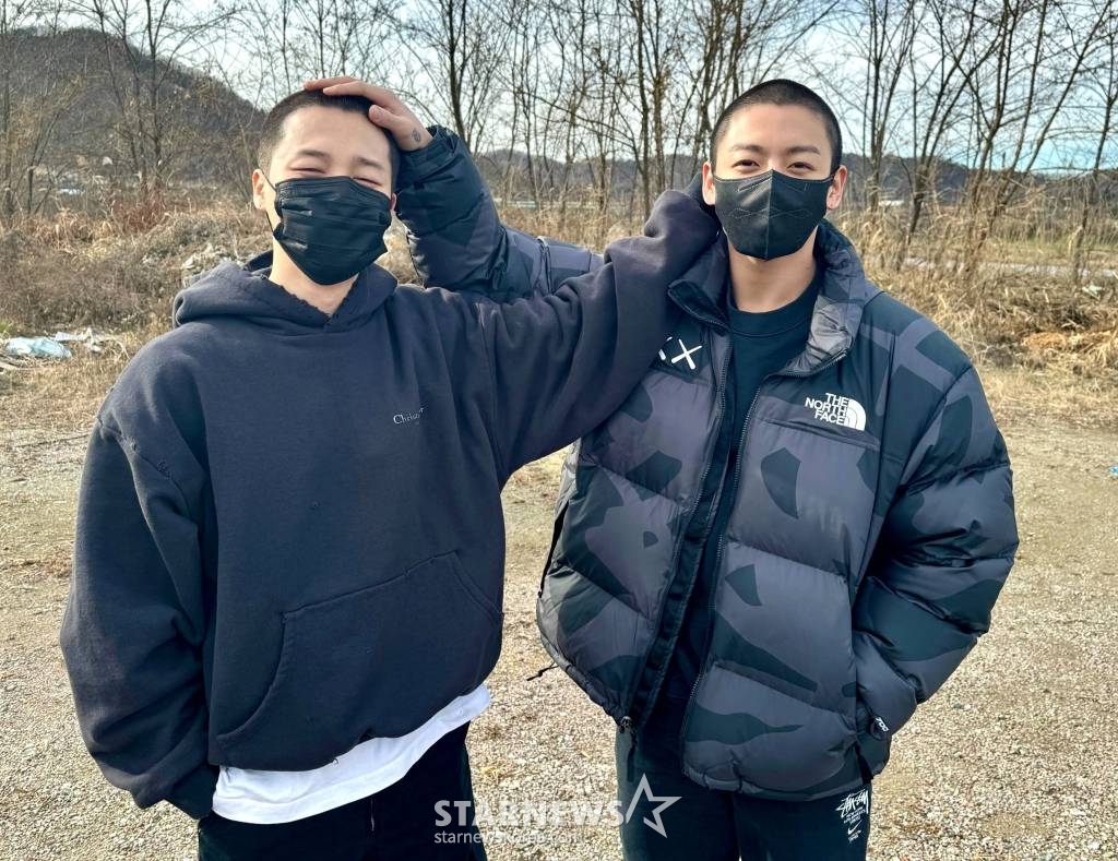 (서울=뉴스1) = 그룹 방탄소년단 멤버 지민과 정국이 동반 입대하던 날 풍경을 담은 사진이 공개됐다. 12일 방탄소년단 진과 정국이 입소를 앞두고 사진촬영을 하고 있다. (방탄소년단 공식 SNS)2023.12.12/뉴스1 Copyright (C) 뉴스1. All rights reserved. 무단 전재 및 재배포, AI학습 이용 금지. /사진=(서울=뉴스1)
