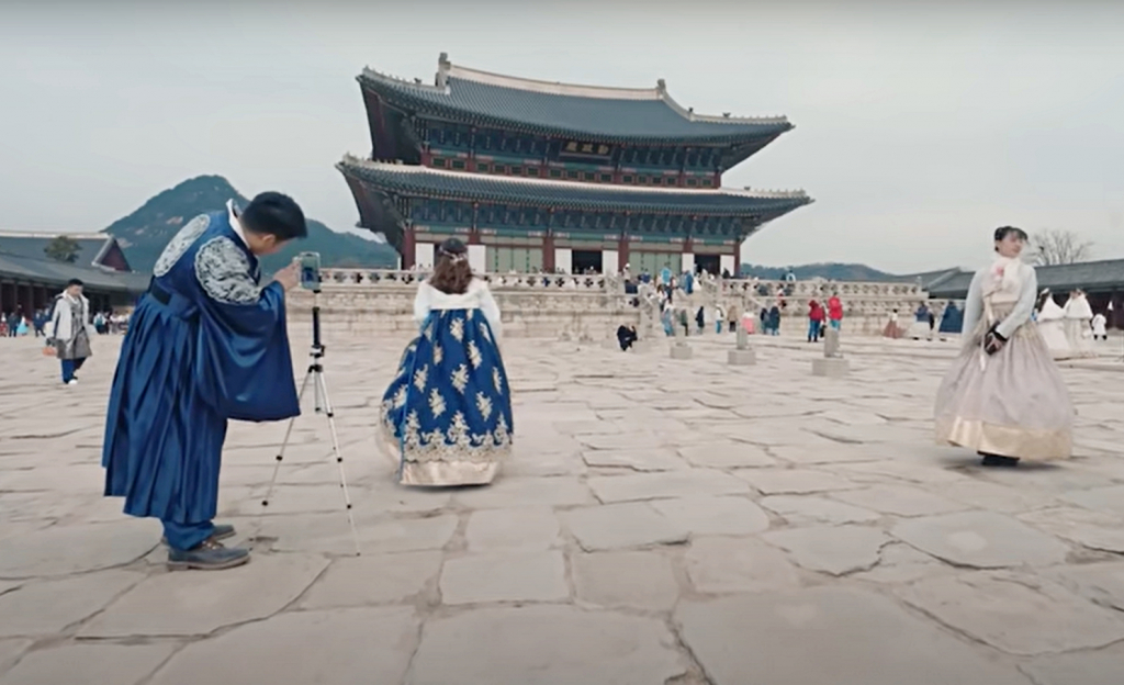 경복궁 근정전 앞에서 한복을 입은 채 사진을 찍고 있는 관광객들. /사진=샌디에이고 파드리스 공식 SNS 영상 갈무리