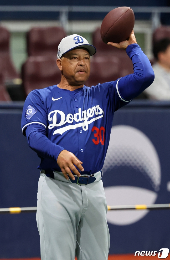미국프로야구(MLB) 월드투어 서울시리즈에 출전하는 데이브 로버츠 LA 다저스 감독이 16일 오후 서울 구로구 고척스카이돔에서 열린 공식 훈련에서 럭비공을 던지고 있다. /사진=뉴스1