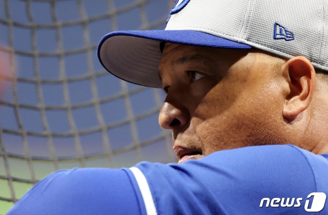 미국프로야구(MLB) 월드투어 서울시리즈에 출전하는 데이브 로버츠 LA 다저스 감독이 16일 오후 서울 구로구 고척스카이돔에서 열린 공식 훈련에서 선수들의 훈련을 지켜보고 있다. /사진=뉴스1