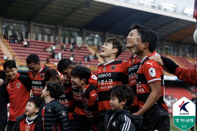 홈팬들에게 승리의 인사를 전하는 포항스틸러스 선수단. /사진=한국프로축구연맹 제공