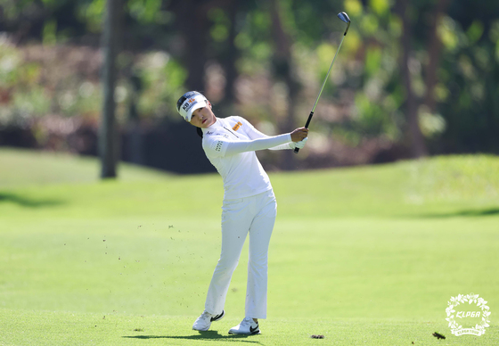 이예원이 17일(현지시간) 태국 푸껫 블루캐니언 컨트리클에서 열린 한국여자프로골프(KLPGA) 투어 블루캐니언 레이디스 챔피언십 최종라운드에서 1번홀 아이언샷을 하고 있다. /사진제공=KLPGT