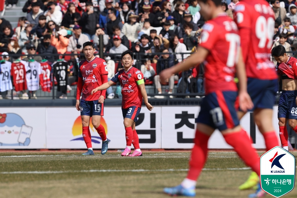 김현욱(가운데). /사진제공=한국프로축구연맹