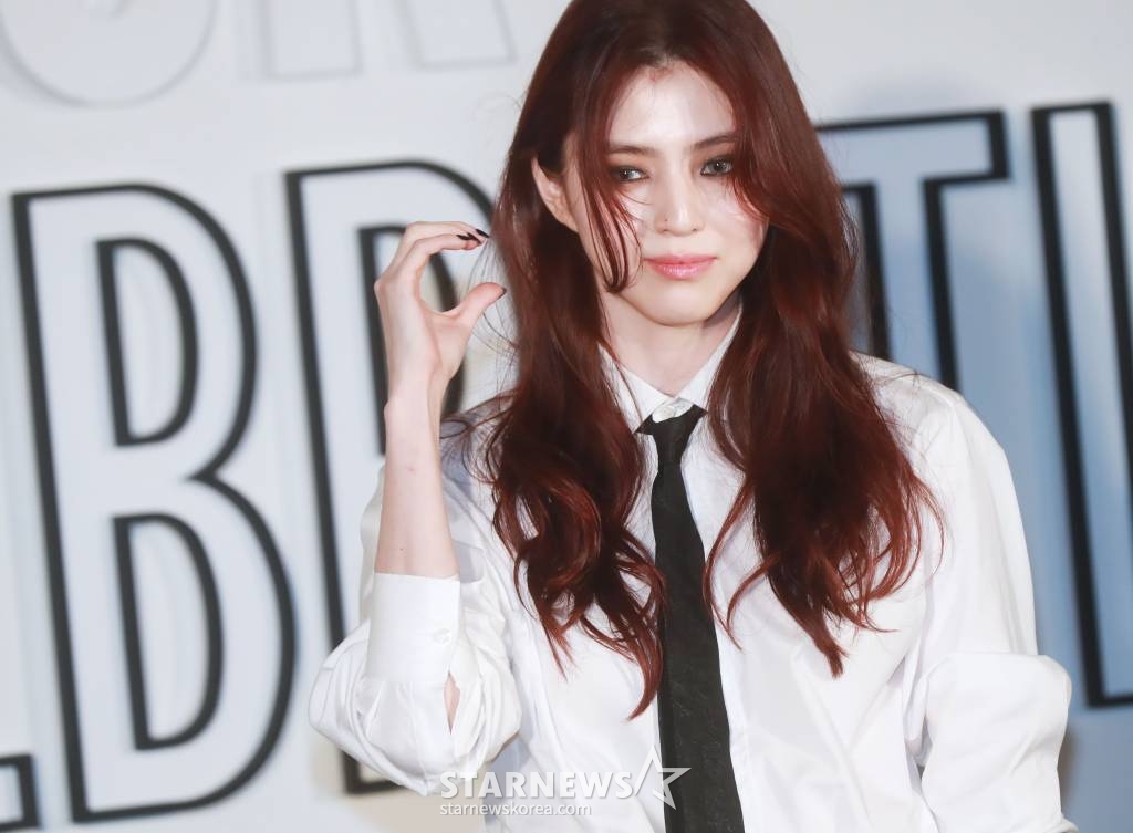 배우 한소희가 1일 오후 서울 성동구 디올(DIOR) 성수 스토어에서 진행된 'LADY DIOR CELEBRATION' 전시회 포토콜에 참석해 포즈를 취하고 있다. /2023.09.01 /사진=이동훈