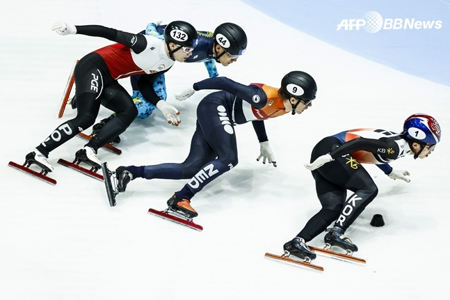 박지원(가장 오른쪽)이 17일(현지시간) 네덜란드 로테르담에서 열린 2024 국제빙상경기연맹(ISU) 세계 쇼트트랙 선수권 남자 1000m 준준결승에서 역주를 펼치고 있다. /AFPBBNews=뉴스1