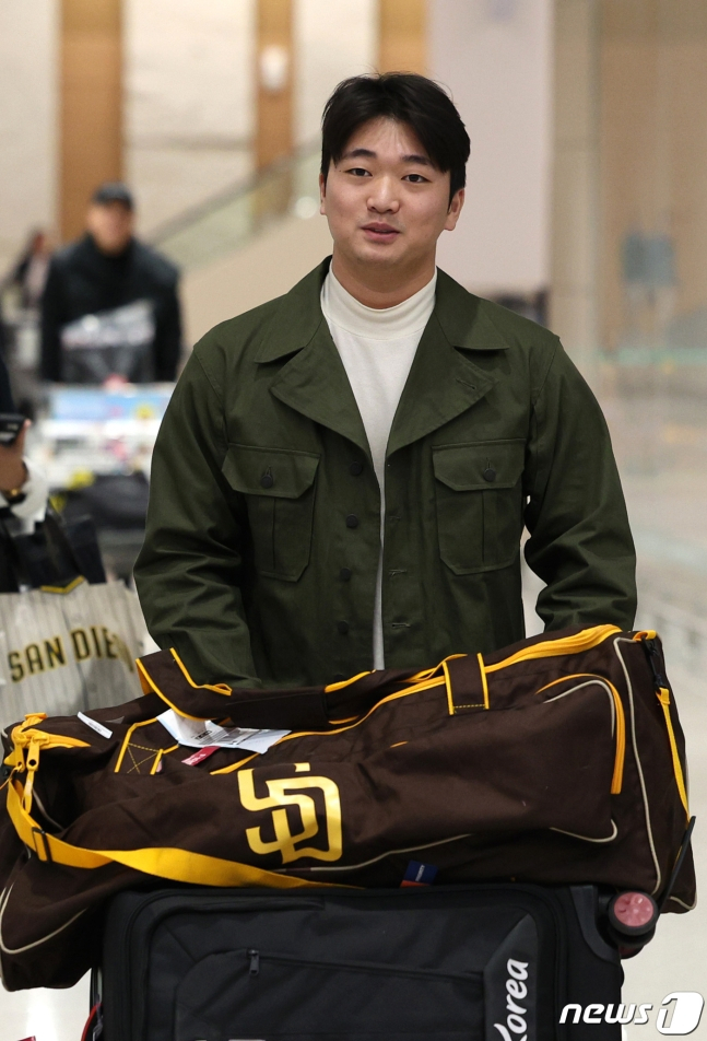 고우석이 지난달 6일 오전 인천국제공항을 통해 귀국하고 있다. /사진=뉴스1