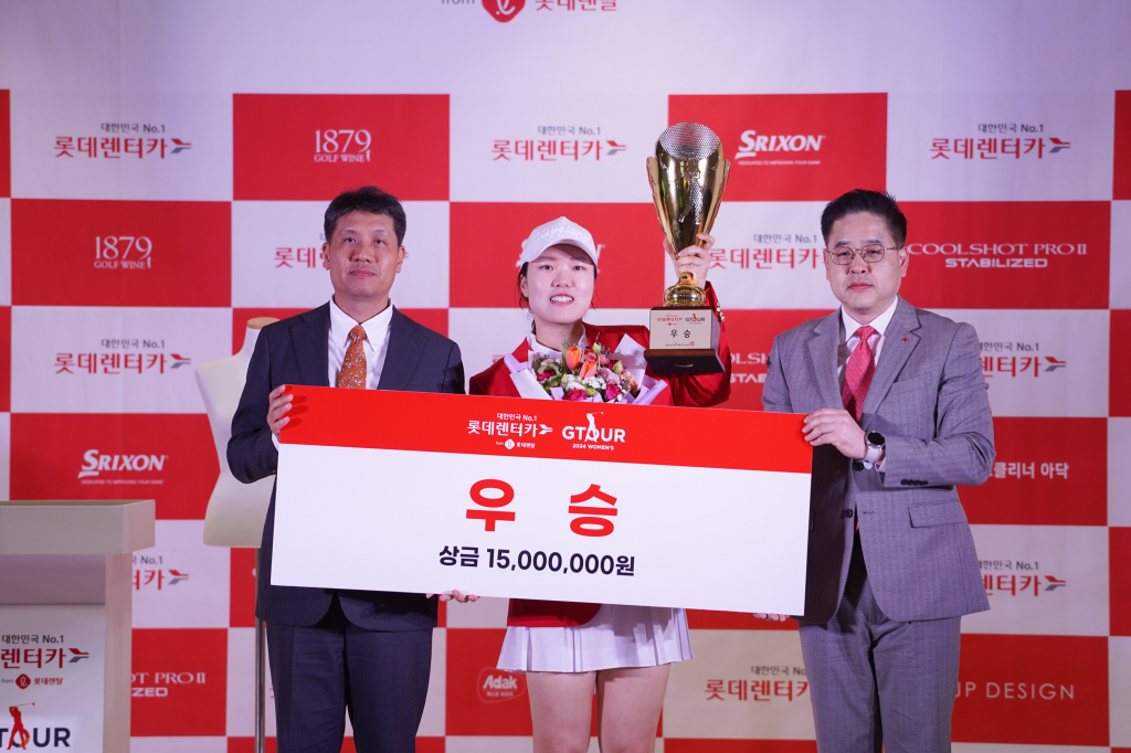 ‘롯데렌탈 롯데렌터카 GTOUR WOMENS 3차 결선 시상식에서 (왼쪽부터)골프존 박강수 대표, 우승자 심지연, 롯데렌탈 마이카 사업부문 임현철 상무가 기념촬영을 하고 있다.