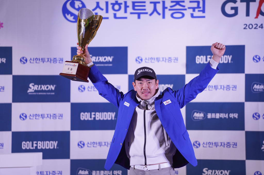 우승자 이성훈이 우승 세리머니를 하고있다.