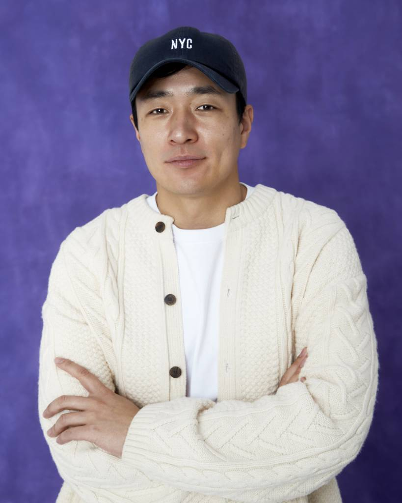 넷플릭스 시리즈 '닭강정' 이병헌 감독이 18일 오전 서울 종로구 삼청동의 한 카페에서 진행된 인터뷰를 위해 포즈를 취하고 있다. '닭강정' 은 의문의 기계에 들어갔다가 닭강정으로 변한 딸 민아(김유정 분)를 되돌리기 위한 아빠 선만(류승룡 분)과 그녀를 짝사랑하는 백중(안재홍 분)의 신계(鷄)념 코믹 미스터리 추적극이다. 사진제공 = 넷플릭스 /사진=김창현