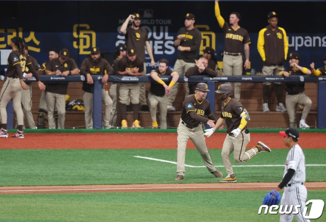 샌디에이고 김하성이 18일 서울 고척스카이돔에서 미국프로야구(MLB) 공식 개막시리즈를 앞두고 열린 LG 트윈스와 샌디에이고 파드리스의 스페셜 경기 6회초 1사 1루 상황에서 투런포를 날린 후 기뻐하고 있다. /사진=뉴스1