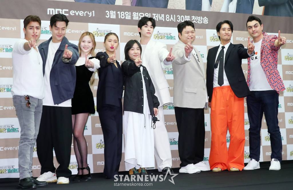 김예린 PD(가운데), 크리스티안 부르고스, 채코제, 효정, 미미, 이시우, 고규필, 신현준, 피터 빈트가 18일 오후 서울 마포구 상암동 스탠포드 서울에서 진행된 MBC 에브리원 예능 '위대한 가이드' 제작발표회에 참석해 포즈를 취하고 있다. '위대한 가이드'는 한국 거주 N년차 대한외국인이 가이드가 되어, 모국을 방문하는 여행자들과 현지인만이 아는 스팟들로 떠나는 현지인 '착붙' 여행 리얼리티 프로그램이다. 신현준, 고규필, 효정, 이시우, 피터 빈트가 영국으로 함께 여 /사진=김창현