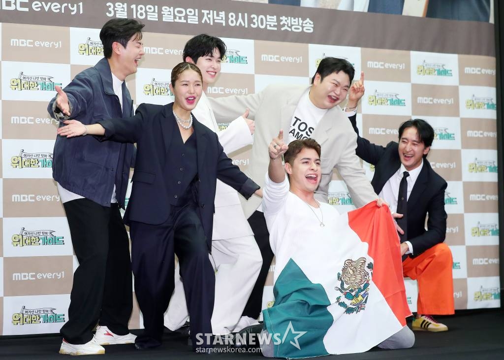 채코제, 미미, 이시우 크리스티안 부르고스, 고규필, 신현준이 18일 오후 서울 마포구 상암동 스탠포드 서울에서 진행된 MBC 에브리원 예능 '위대한 가이드' 제작발표회에 참석해 포즈를 취하고 있다. '위대한 가이드'는 한국 거주 N년차 대한외국인이 가이드가 되어, 모국을 방문하는 여행자들과 현지인만이 아는 스팟들로 떠나는 현지인 '착붙' 여행 리얼리티 프로그램이다. 신현준, 고규필, 효정, 이시우, 피터 빈트가 영국으로 함께 여행을 다녀왔다. 오는 18일 첫 방송. 202 /사진=김창현