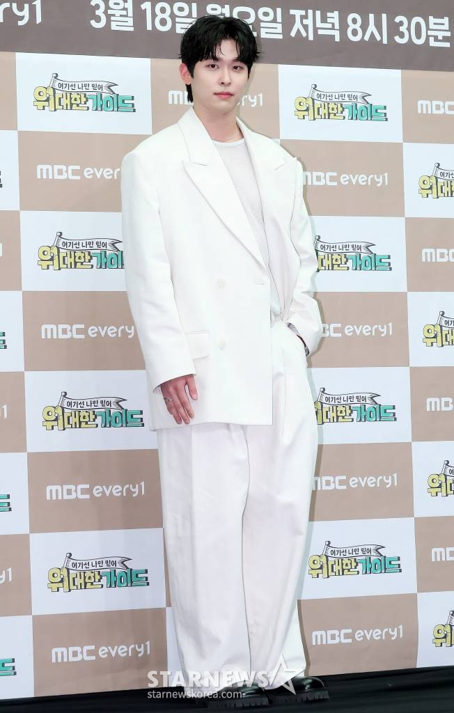 배우 이시우가 18일 오후 서울 마포구 상암동 스탠포드 서울에서 진행된 MBC 에브리원 예능 '위대한 가이드' 제작발표회에 참석해 포즈를 취하고 있다. '위대한 가이드'는 한국 거주 N년차 대한외국인이 가이드가 되어, 모국을 방문하는 여행자들과 현지인만이 아는 스팟들로 떠나는 현지인 '착붙' 여행 리얼리티 프로그램이다. 신현준, 고규필, 효정, 이시우, 피터 빈트가 영국으로 함께 여행을 다녀왔다. 2024.03.18 /사진=김창현