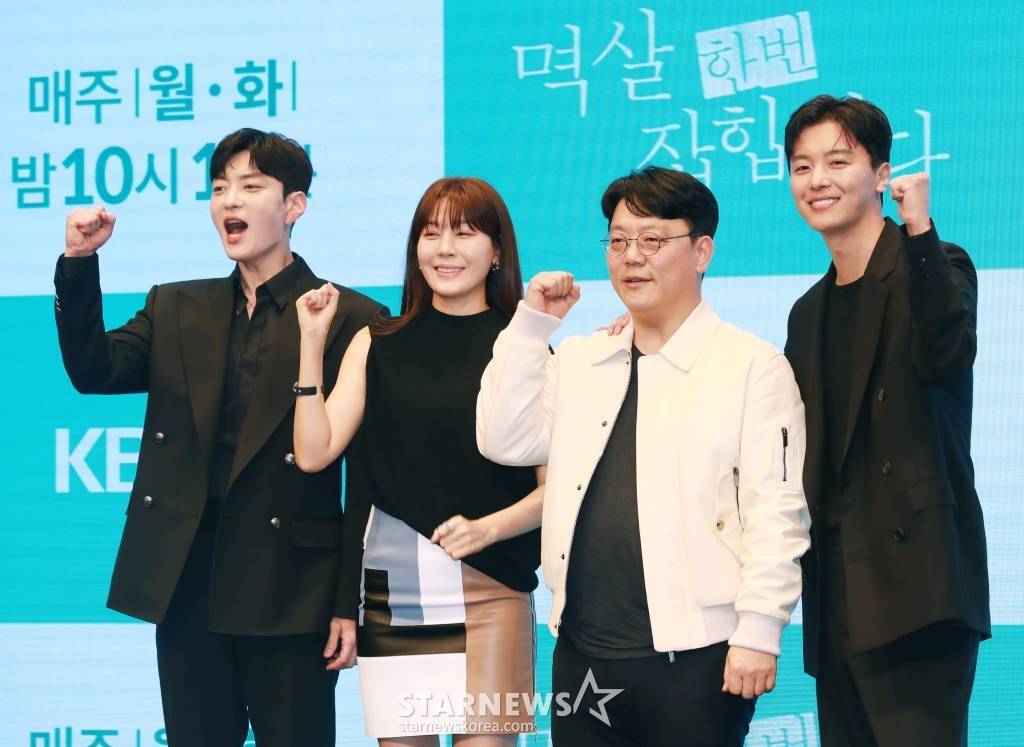 배우 장승조, 김하늘, 이호 감독, 배우 연우진이 18일 오후 서울 구로구 더 세인트에서 진행된 KBS 2TV 드라마 '멱살 한번 잡힙시다' 제작발표회에 참석해 포즈를 취하고 있다. 나쁜 놈들 멱살 잡는 기자 서정원과 나쁜 놈들 수갑 채우는 강력팀 형사 김태헌이 연이어 터진 살인사건을 함께 추적하며 거대한 소용돌이에 빠지는 멜로 추적 스릴러 '멱살 한번 잡힙시다'는 오늘(18일) 첫 방송된다. /2024.03.18 /사진=이동훈