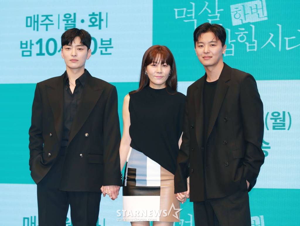 배우 장승조, 김하늘, 연우진이 18일 오후 서울 구로구 더 세인트에서 진행된 KBS 2TV 드라마 '멱살 한번 잡힙시다' 제작발표회에 참석해 포즈를 취하고 있다. 나쁜 놈들 멱살 잡는 기자 서정원과 나쁜 놈들 수갑 채우는 강력팀 형사 김태헌이 연이어 터진 살인사건을 함께 추적하며 거대한 소용돌이에 빠지는 멜로 추적 스릴러 '멱살 한번 잡힙시다'는 오늘(18일) 첫 방송된다. /2024.03.18 /사진=이동훈