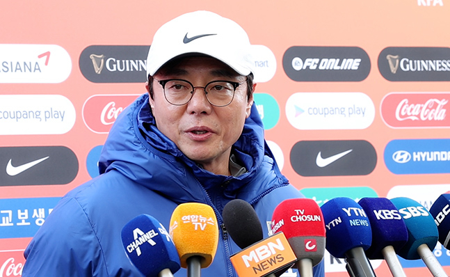 황선홍 한국 축구 A대표팀 임시 감독이 18일 고양종합운동장에서 열린 대표팀 첫 소집에서 취재진과 인터뷰하고 있다. /사진=김진경 대기자
