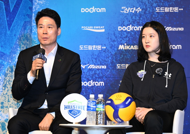 수원 현대건설 강성형 감독(왼쪽)과 이다현이 18일 도드람 2023~2024 V리그 포스트시즌 미디어데이에 참석해 각오를 밝히고 있다. /사진=KOVO