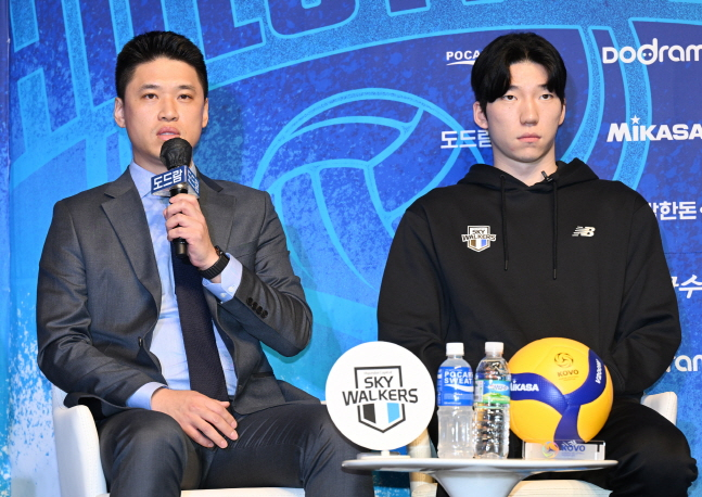 진순기 천한 현대캐피탈 감독 대행이 18일 도드람 2023~2024 V리그 포스트시즌 미디어데이에서 출사표를 던지고 있다. /사진=KOVO