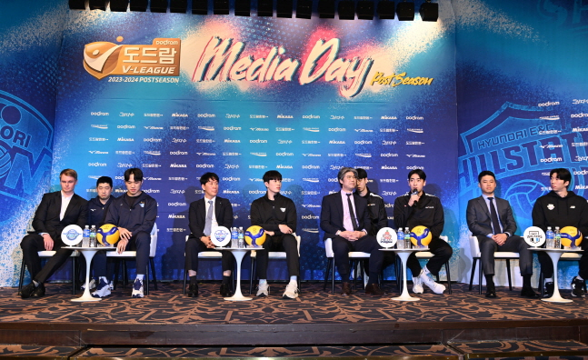 18일 도드람 2023~2024 V리그 포스트시즌 미디어데이에 참석한 남자부 감독과 선수들. /사진=KOVO