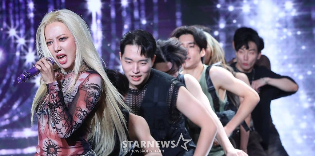 가수 김남주가 18일 오후 서울 강남구 청담동 일지아트홀에서 진행된 두 번째 솔로 싱글 앨범 'BAD'(배드) 발매 기념 쇼케이스에 참석해 멋진 무대를 선보이고 있다.  'BAD'는 타인의 부정적인 말이나 행동에 휘둘리지 않고 나다움을 더 보여주겠다는 이야기를 그린 앨범이다. 2024.03.18 /사진=김창현