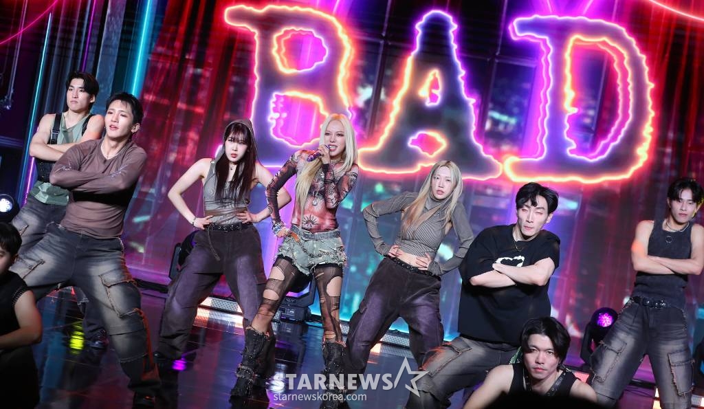 가수 김남주가 18일 오후 서울 강남구 청담동 일지아트홀에서 진행된 두 번째 솔로 싱글 앨범 'BAD'(배드) 발매 기념 쇼케이스에 참석해 멋진 무대를 선보이고 있다.  'BAD'는 타인의 부정적인 말이나 행동에 휘둘리지 않고 나다움을 더 보여주겠다는 이야기를 그린 앨범이다. 2024.03.18 /사진=김창현