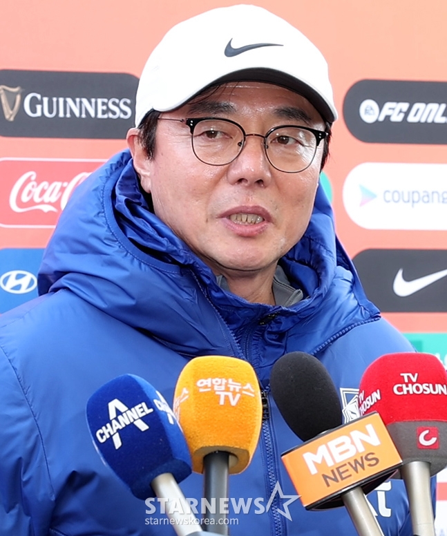 황선홍 한국 축구 A대표팀 임시 감독이 18일 고양종합운동장에서 열린 대표팀 첫 소집에서 취재진과 인터뷰하고 있다. /사진=김진경 대기자