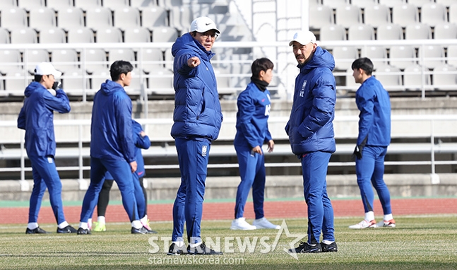훈련 지시 중인 황선홍 (왼쪽 세 번째) 감독. /사진=김진경 대기자
