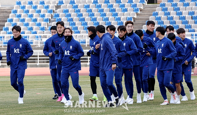 한국 A대표팀 선수들이 18일 고양종합운동장에서 대표팀 첫 소집 훈련에 임하고 있다. /사진=김진경 대기자