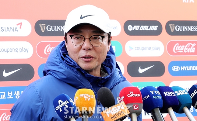 인터뷰하는 황선홍 감독. /사진=김진경 대기자