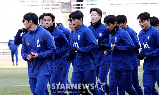 한국 A대표팀 선수들이 18일 고양종합운동장에서 대표팀 첫 소집 훈련을 실시했다. 소집 명단 23명 중 손흥민, 이강인, 김민재(바이에른 뮌헨), 조규성(미트윌란), 황인범(즈베즈다), 홍현석(KAA 헨트) 등 해외파 6명이 빠진 채 진행됐다. /사진=김진경 대기자