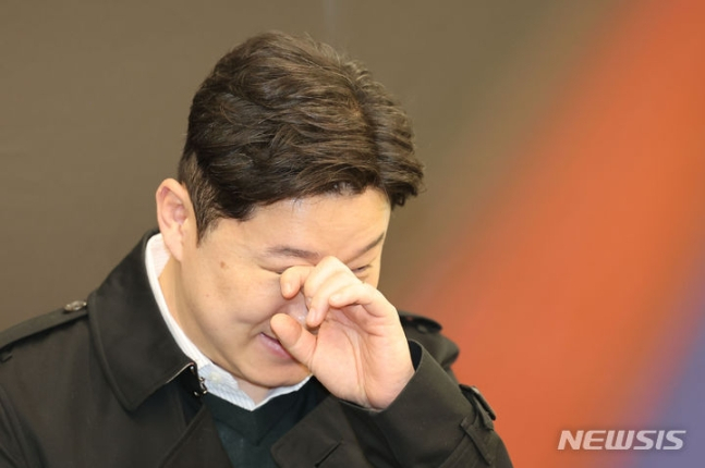 진종오가 4일 오후 서울 성동구 브리온 성수에서 열린 은퇴식에서 헌정 영상을 시청한 뒤 눈물을 닦고 있다. /사진=뉴시스