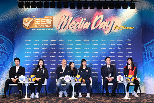 V리그 포스트시즌 미디어데이에 참석 중인 여자부. /사진=KOVO