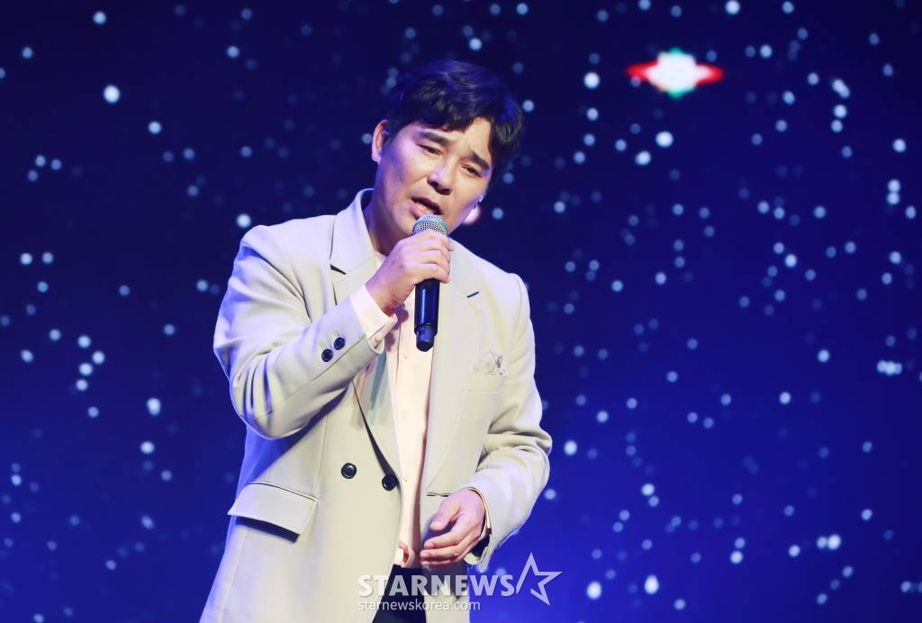 가수 임창정이 19일 오후 경기 파주시 예스아이엠엔터테인먼트에서 열린 16집 발매 쇼케이스에서 신곡을 선보이고 있다.